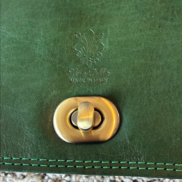 Elegant Green Leather Shoulder Bag - Picture 3 of 10